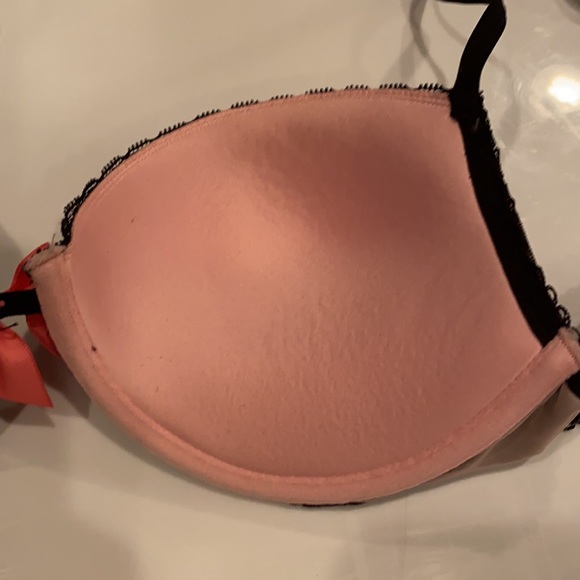 Victoria Secrete Bra 36B - Picture 5 of 8